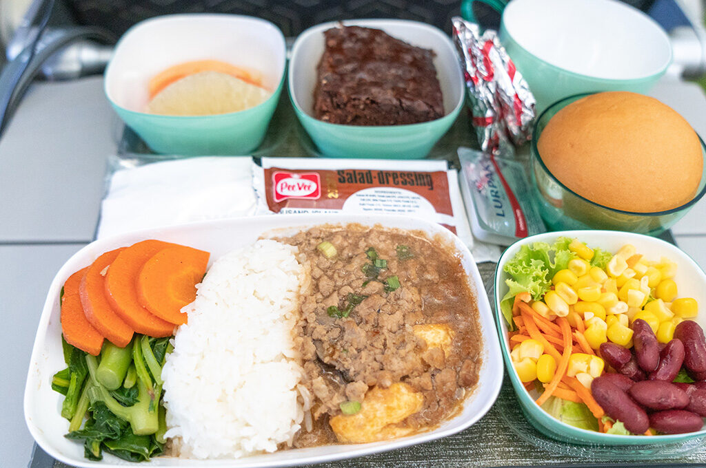 In-flight economy meal service,Best Economy Airlines - VGUK Blog